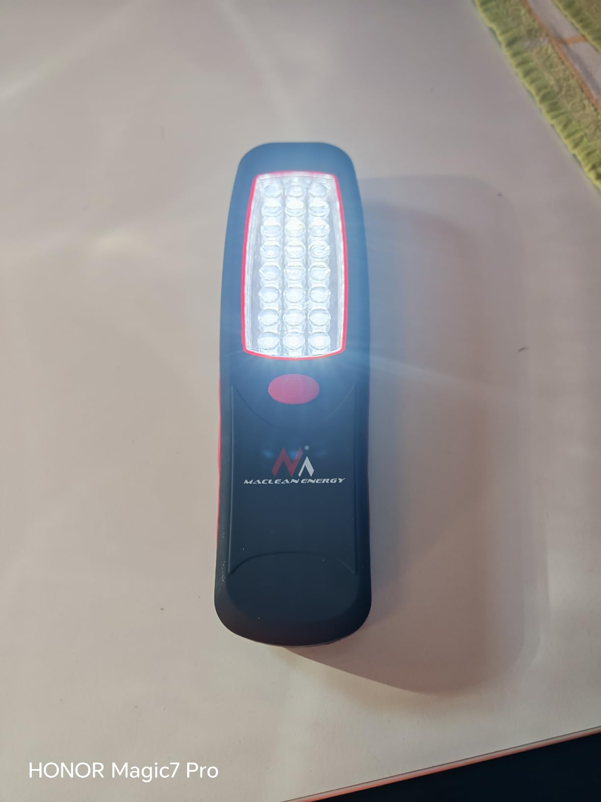 Maclean Energy Werkstattlampe 24 LED mit Magnet und Haken Schwarz