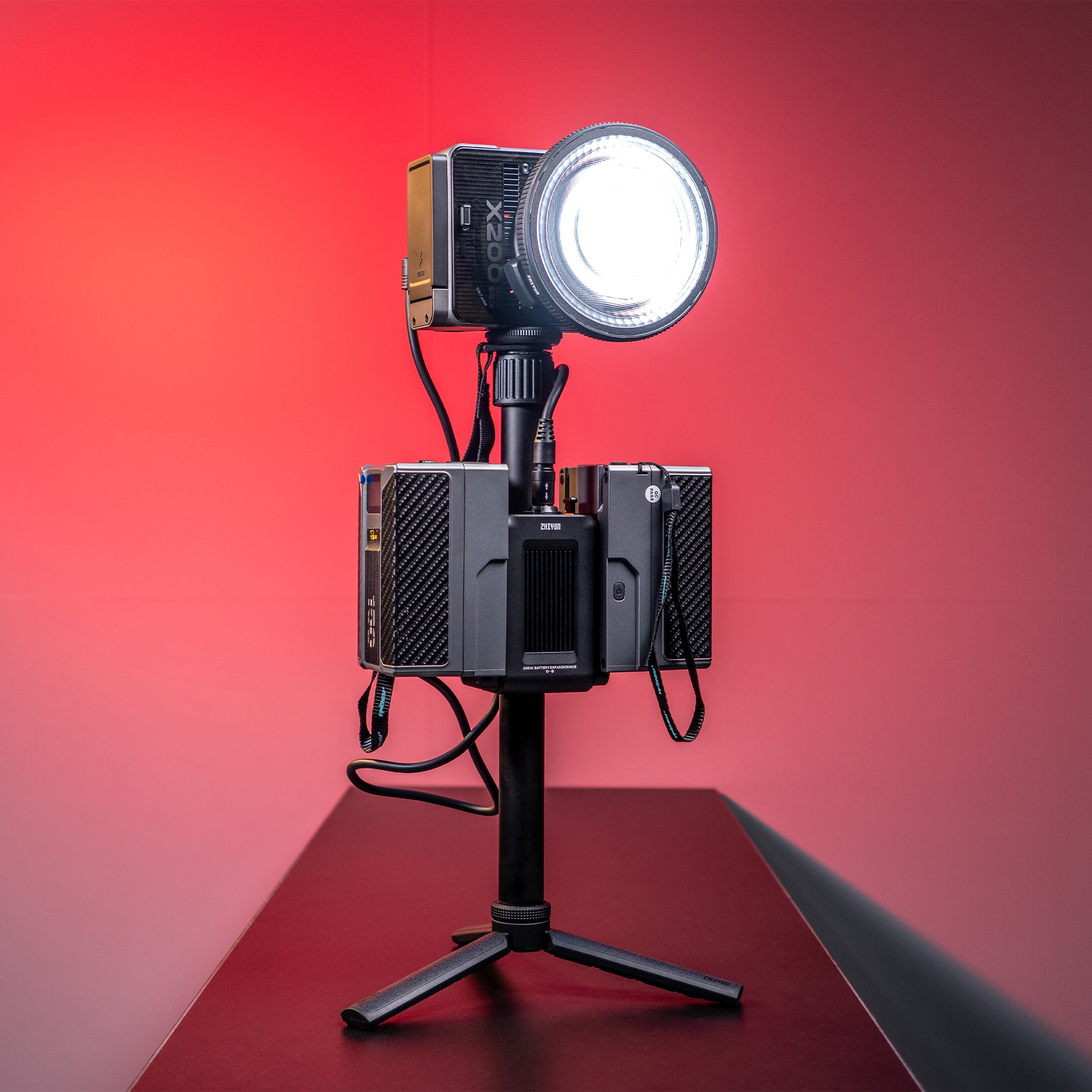 Zhiyun MOLUS X200 RGB LED Videoleuchte 200W 2500-10000K