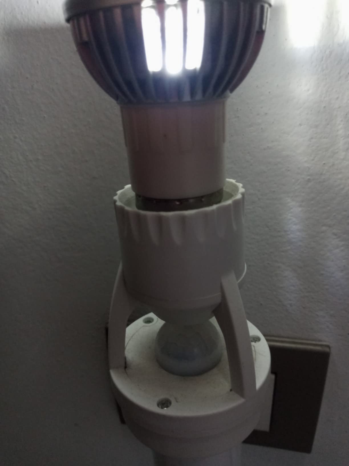 Maclean Energy MCE24 Lampenfassung E27 360° PIR weiß