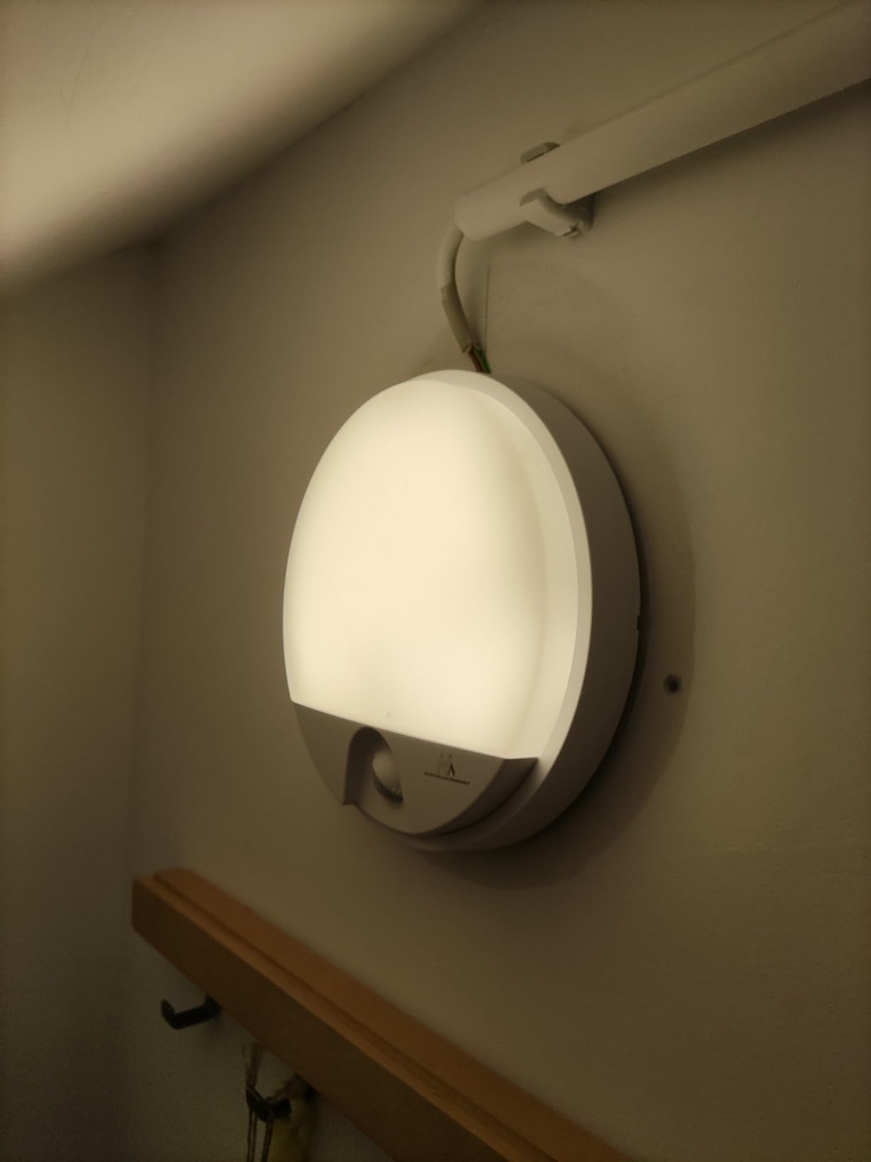 Maclean Energy MCE291 LED Wandleuchte Weiß mit Bewegungsmelder IP54