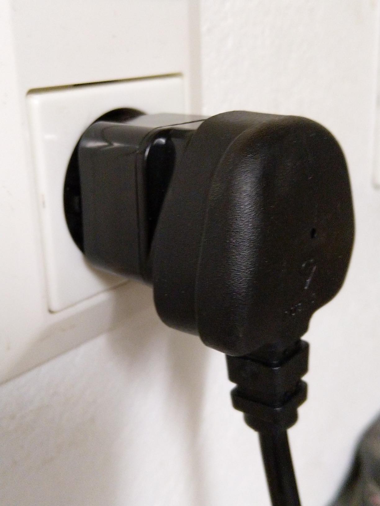 Maclean Energy MCE155 Reiseadapter UK-EU Schuko 1 Stück